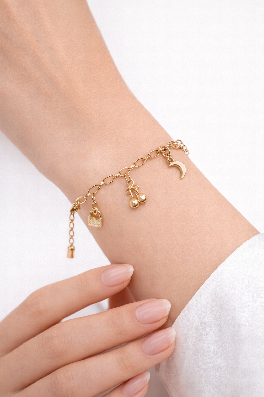 ✨ Crystal Clover Gold Bracelet – Subtle Sparkle, Endless Grace ✨