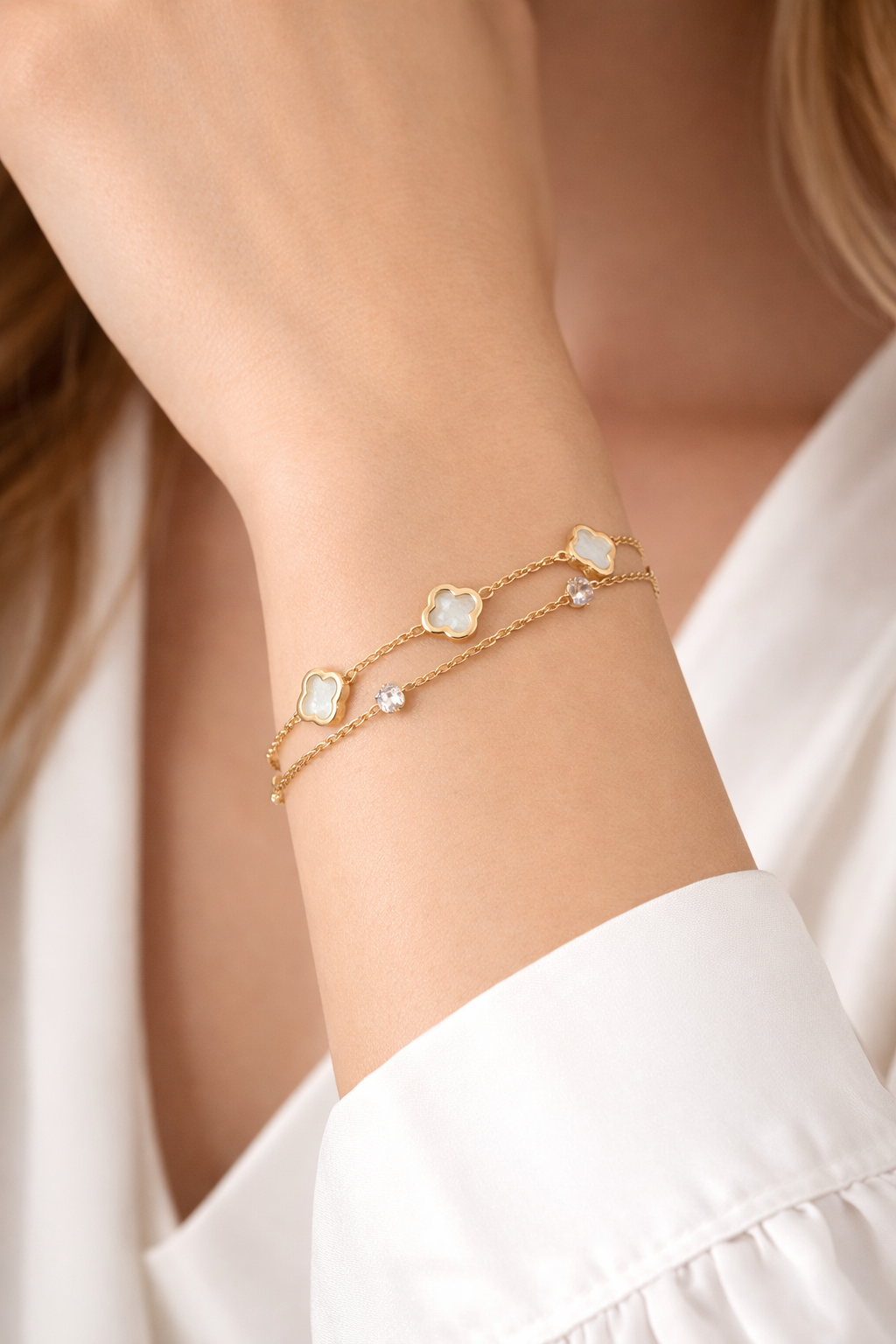 🖤🤍 Dual Tone Clover Gold Bracelet – Modern Elegance with Lucky Charm 🖤🤍