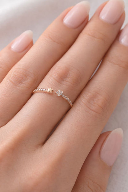 Elegant Star Open Gold Ring with Crystal Detailing
