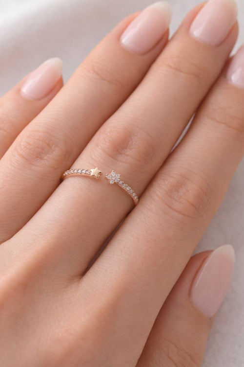 Elegant Star Open Gold Ring with Crystal Detailing